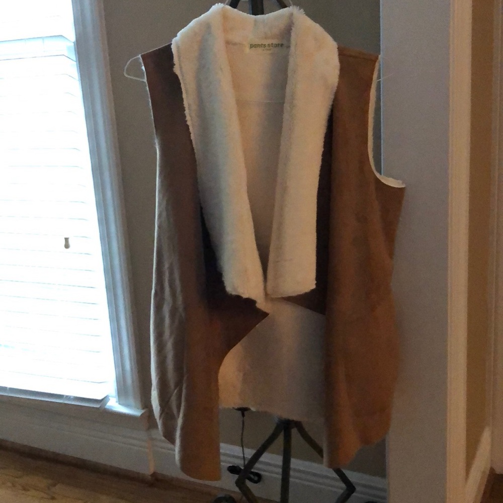 Tan suede and cream fleece lining vest w/pockets